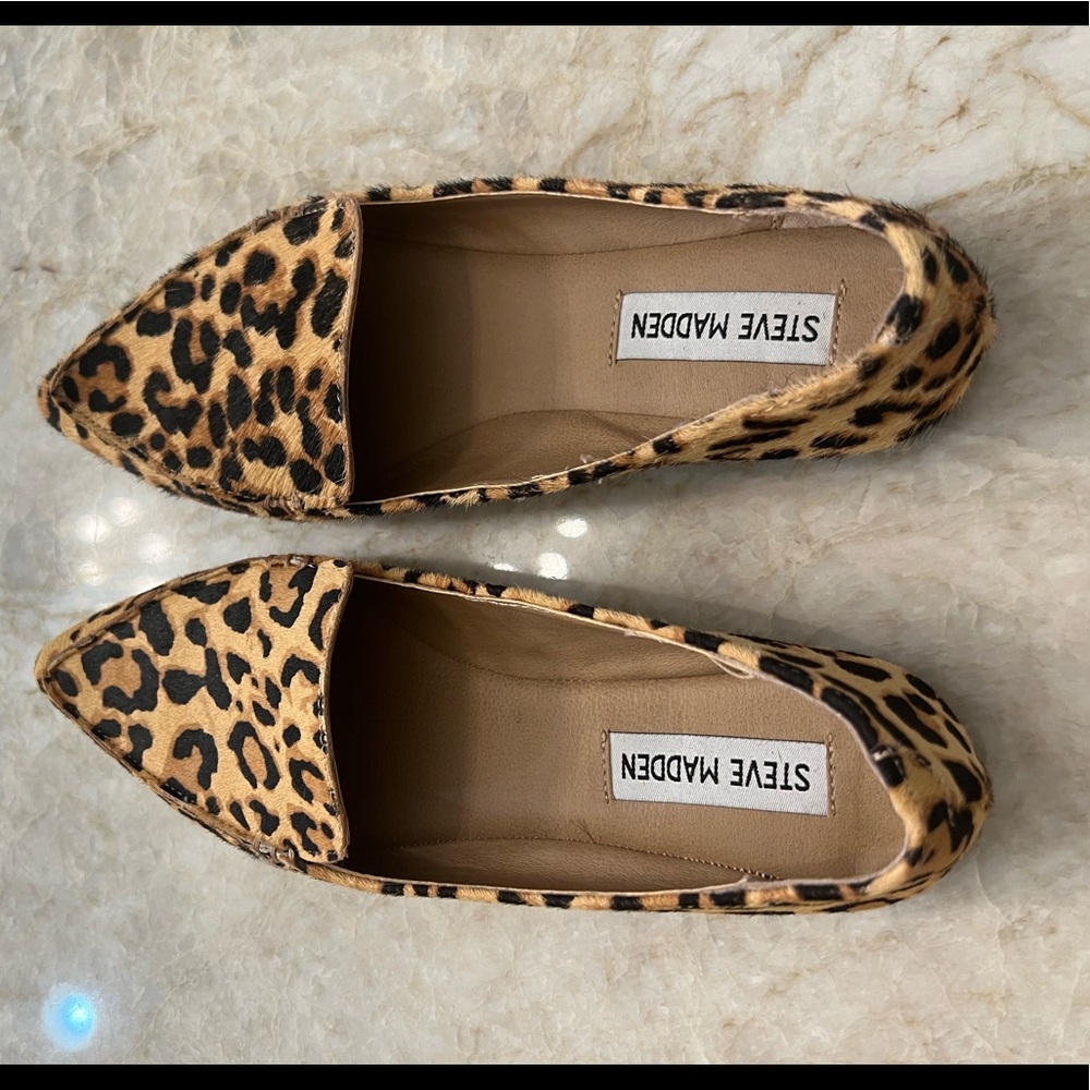 Steve Madden leopard feather loafer. Size 6.